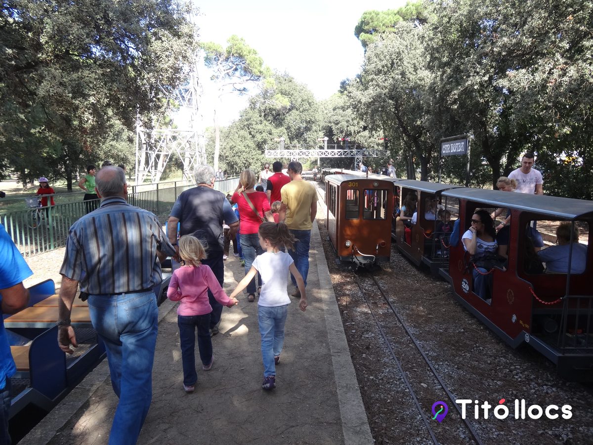 Estació i comboi del Tren de Palau amb famílies a punt de pujar-hi