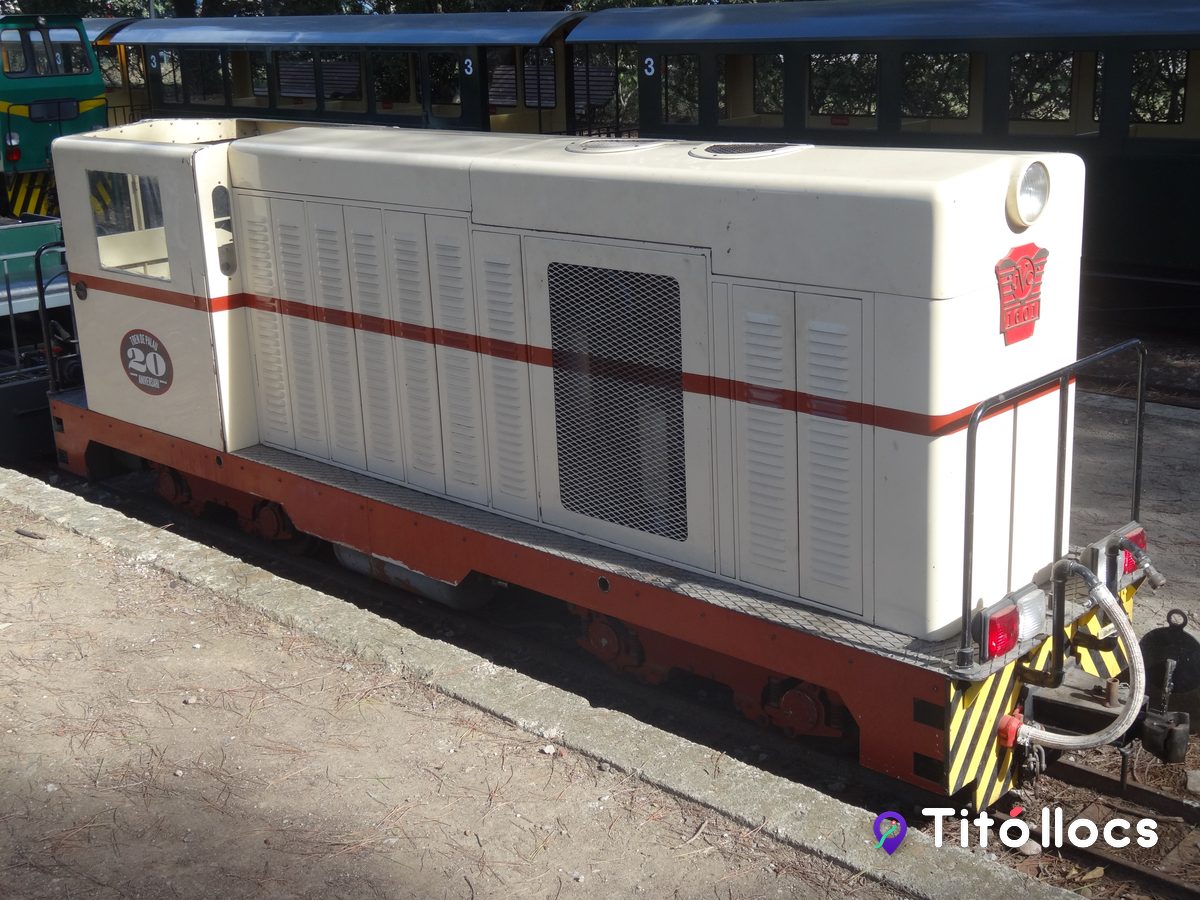 Locomotora dièsel del Tren de Palau, amb els vagons al darrere