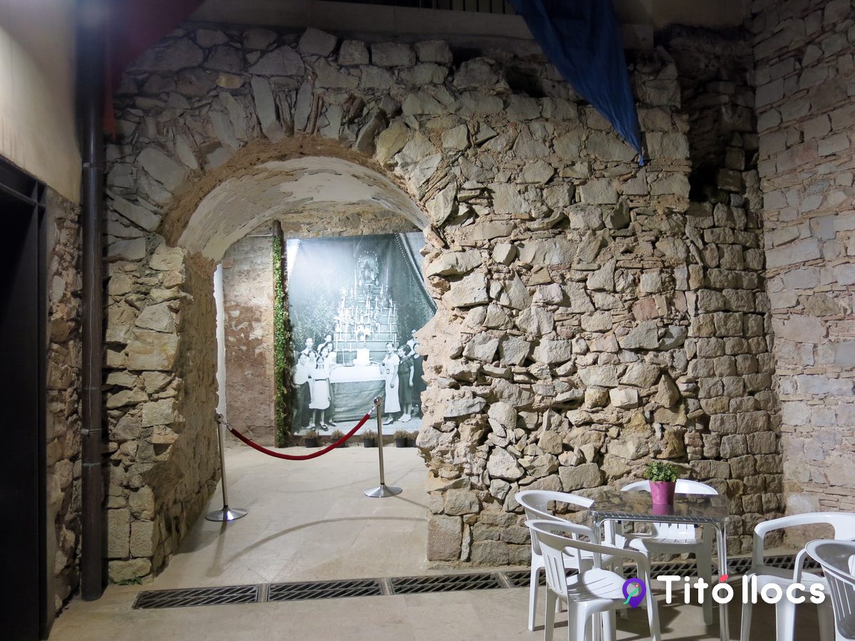 Pati amb restes arqueològiques de l'antic Palau Mercaders, a La Casa dels Entremesos