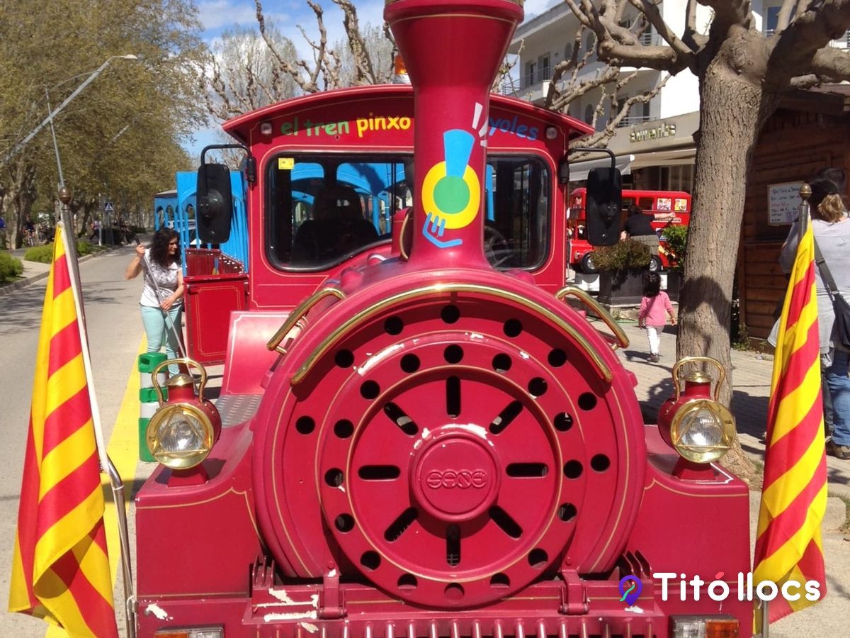 La locomotora vermella del Tren Pinxo de Banyoles, de prop