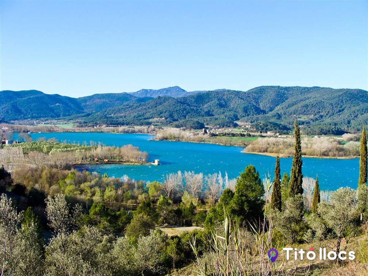 Vista de l'estany de Banyoles des dels voltants, cap al parc de la Draga