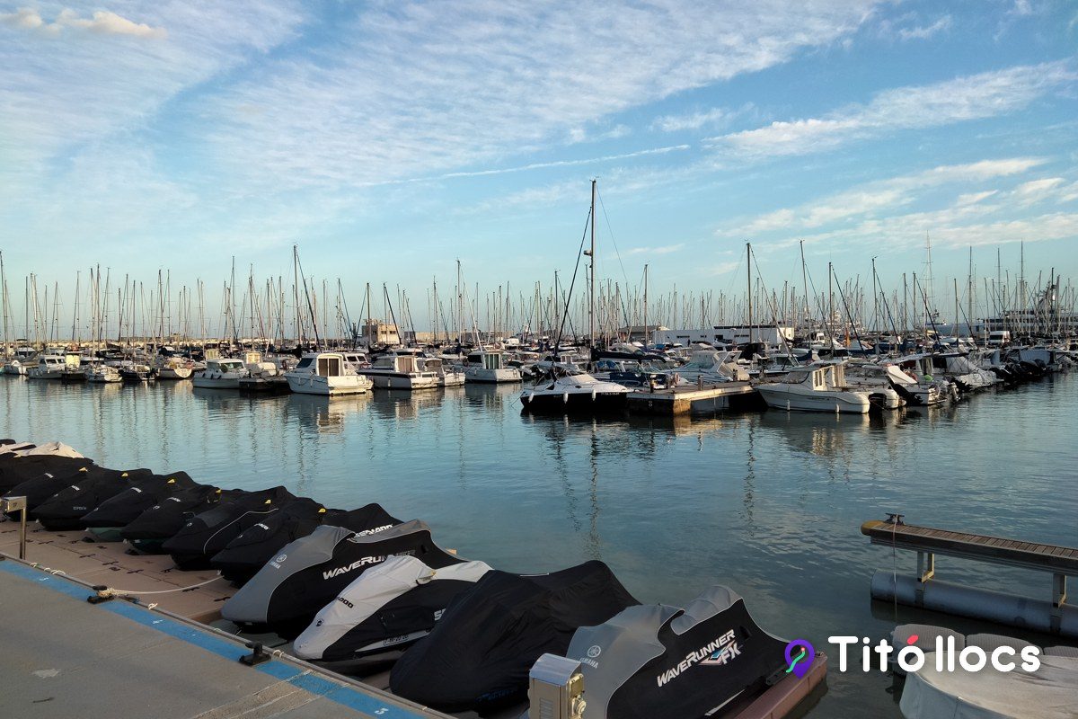El port esportiu de Vilanova ple de velers sota un cel clar
