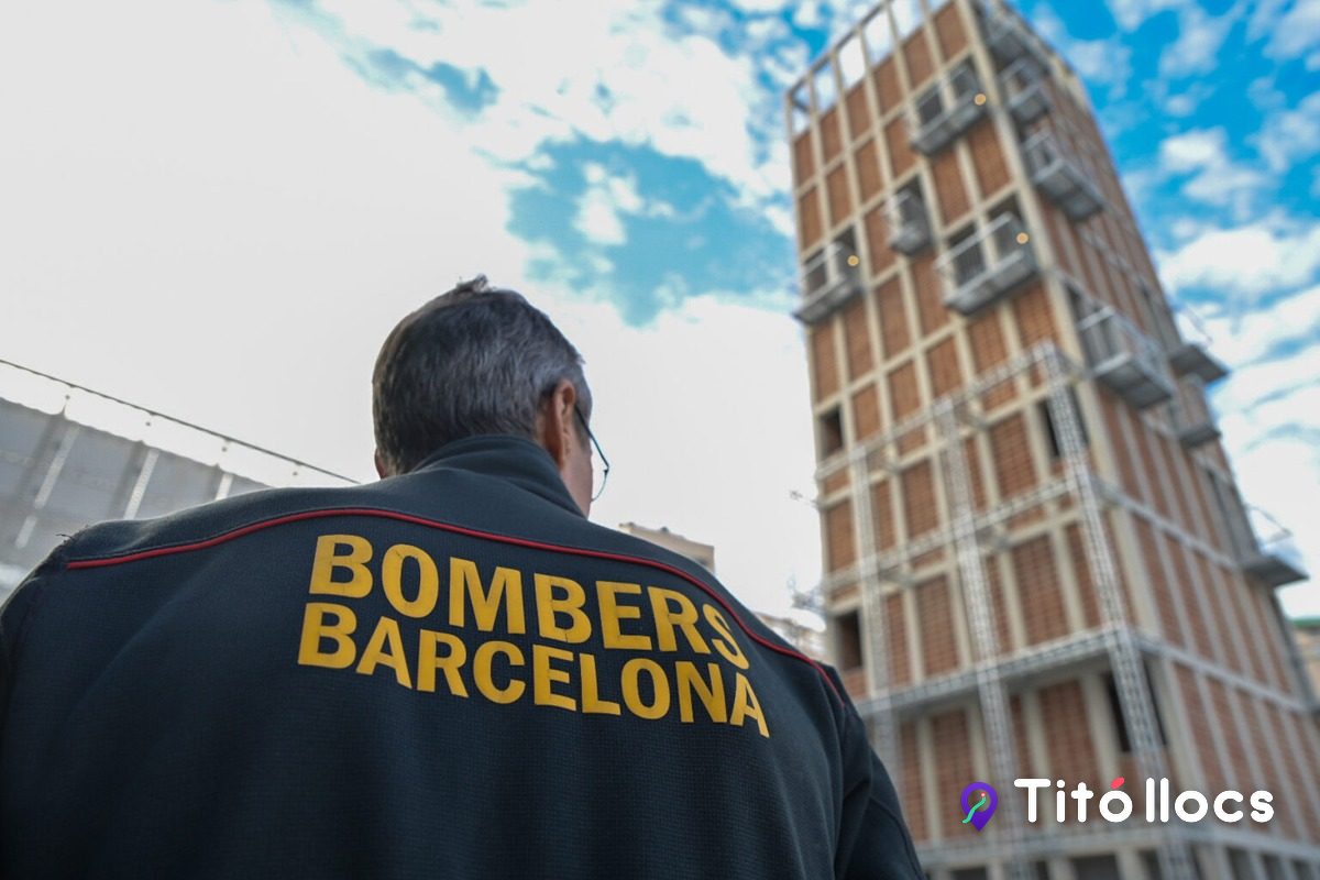 Un bomber de Barcelona davant de la torre de pràctiques
