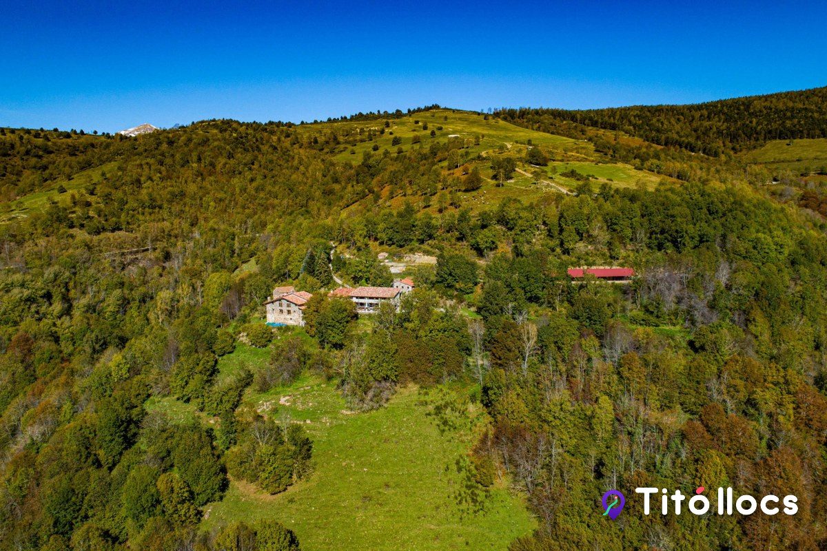 Vista de la masia de Can Pastoret i la vall del Ripollès des de l'aire