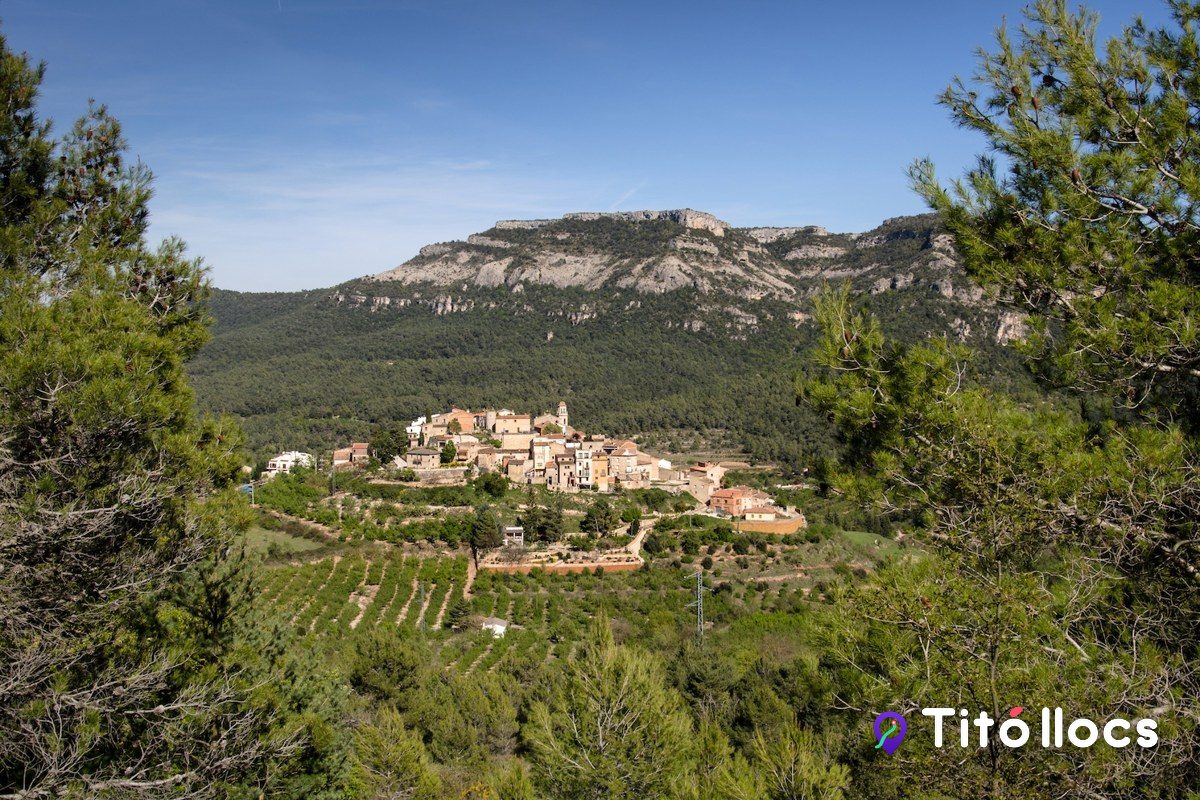 El poble de Capafonts i les Muntanyes de Prades des del camí