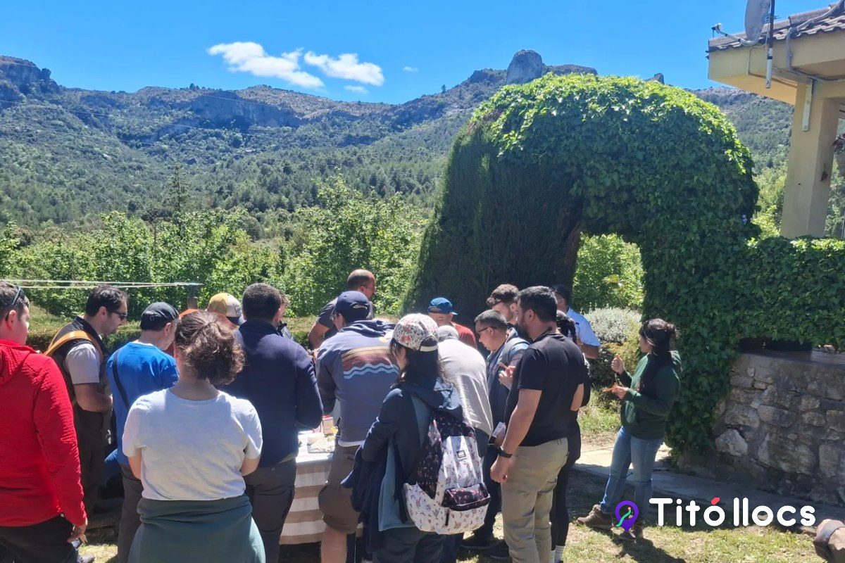 Un grup de visitants durant una visita a la formatgeria