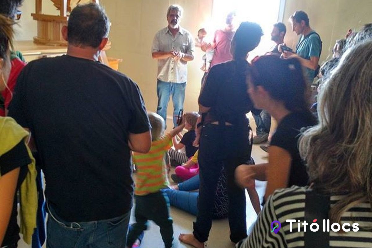 Un grup de visitants escoltant les explicacions dins el molí de Can Mestre