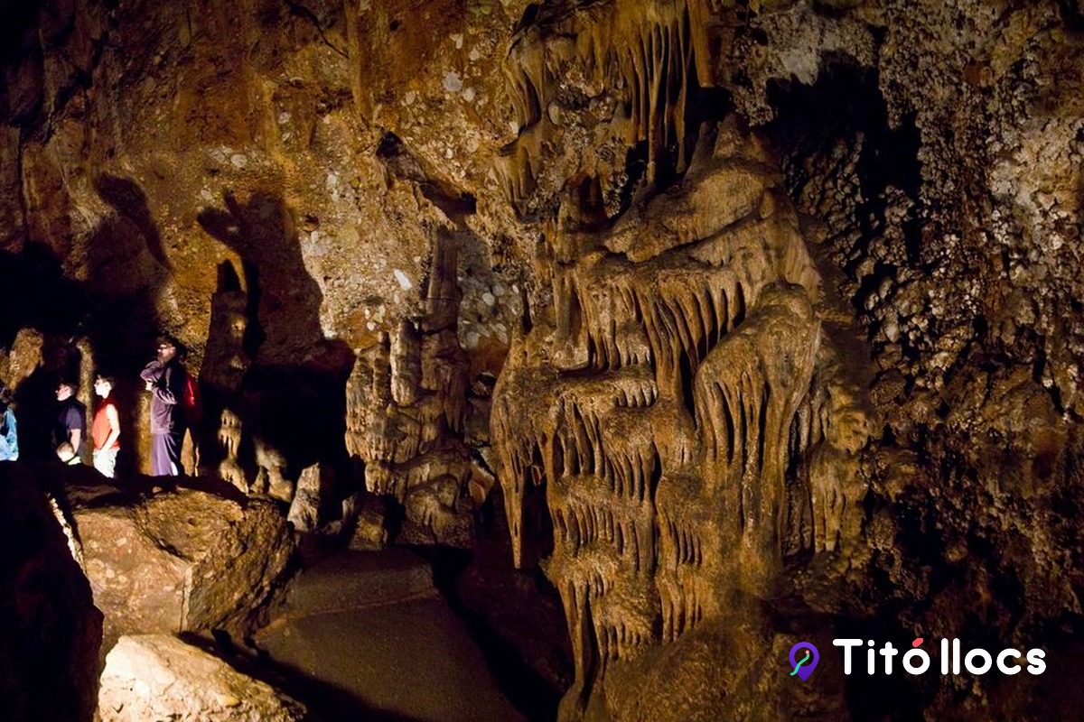 Coves del Salnitre, Collbató, Una cova de 500 graons dins la muntanya de Montserrat