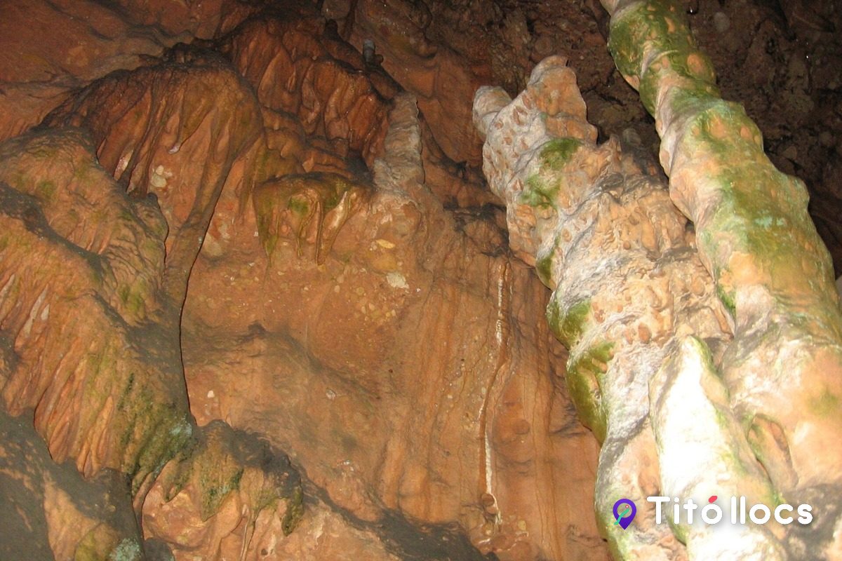 Detall de la roca i els espeleotemes del recorregut interior de la cova