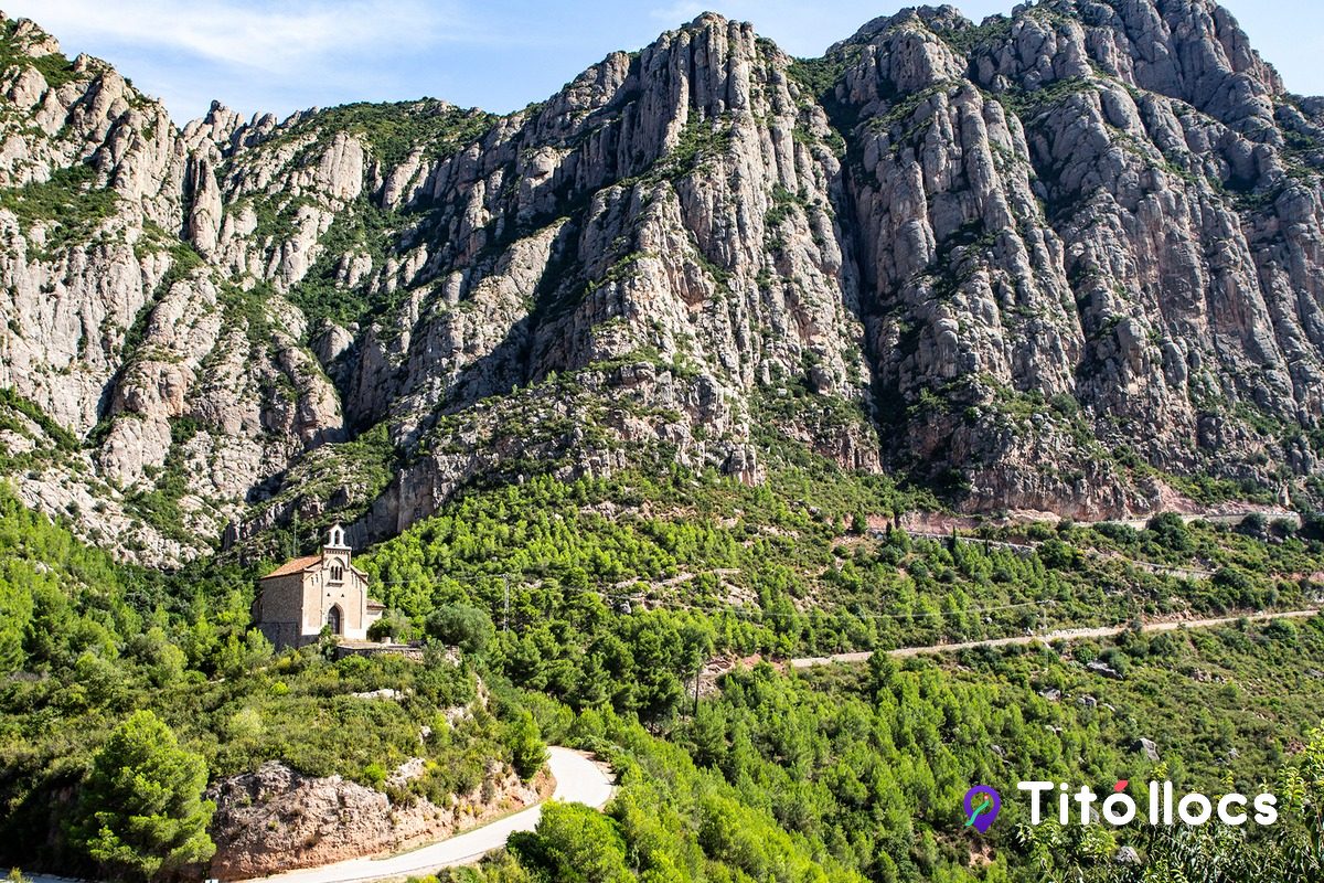 La muntanya de Montserrat amb l'accés a les Coves del Salnitre a Collbató