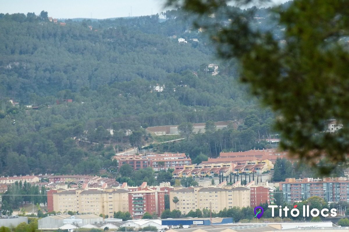 Vista del municipi de Sant Andreu de la Barca envoltat de boscos