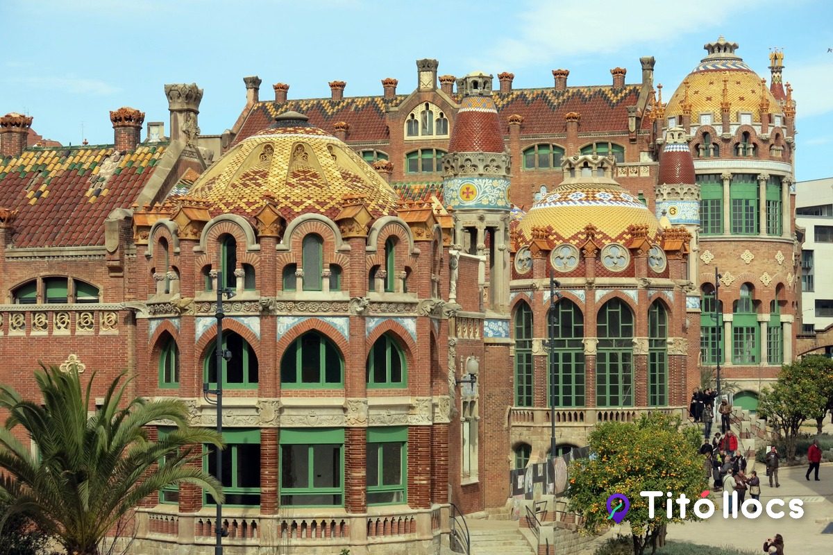 Cúpules daurades i ceràmica de colors dels pavellons de Sant Pau