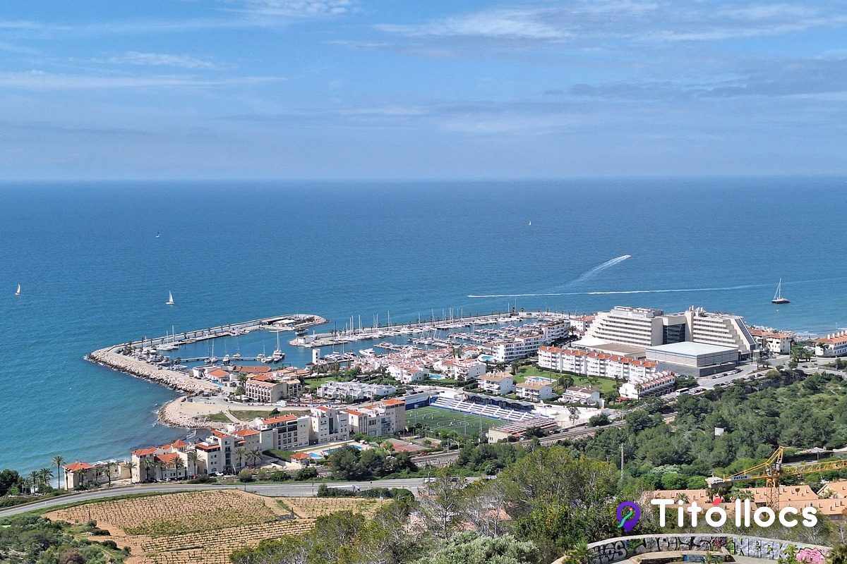 Vista del port de Sitges i la costa des del turó de la Trinitat