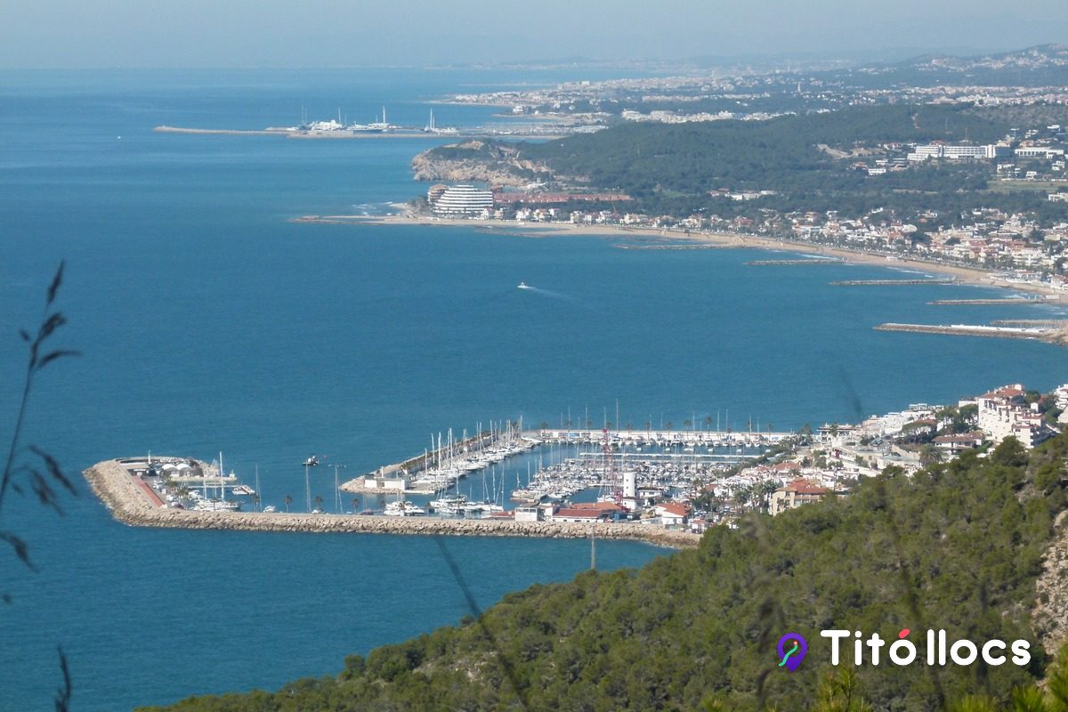 La badia de Sitges amb el port esportiu, des dels turons de Garraf