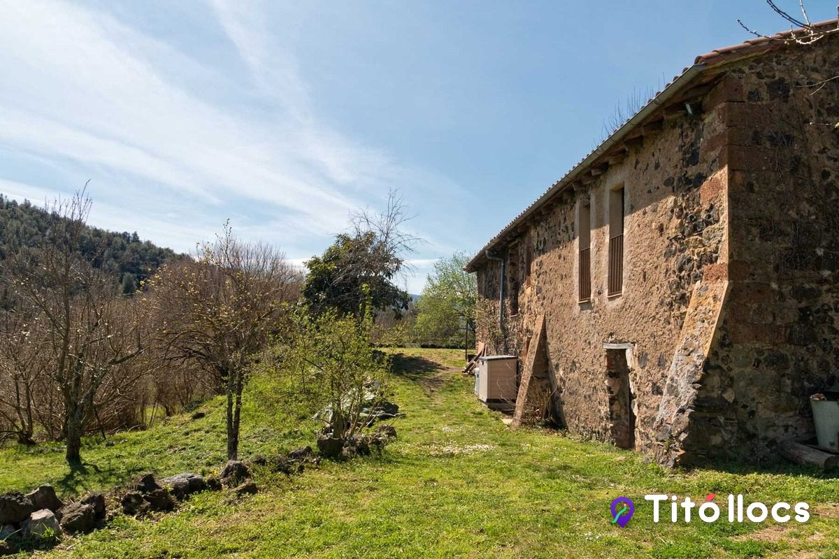 La masia de pedra de Mas Castanyer, al Parc Natural de la Zona Volcànica de la Garrotxa