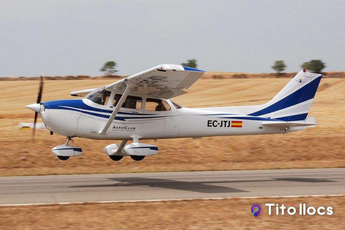 Un Cessna monomotor de l'Aeroclub Barcelona-Sabadell enlairant-se de la pista de Sabadell