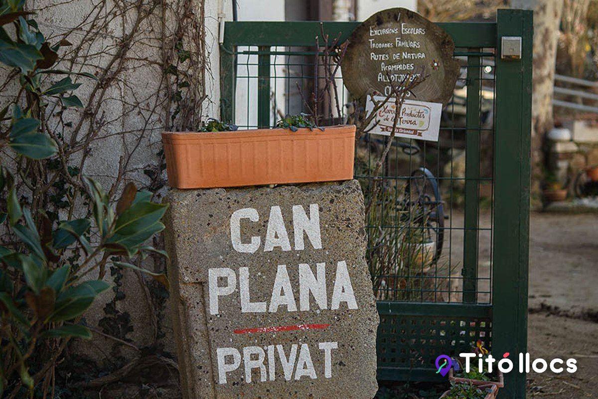 Entrada de la finca de Can Plana amb el rètol de pedra, a Vallgorguina