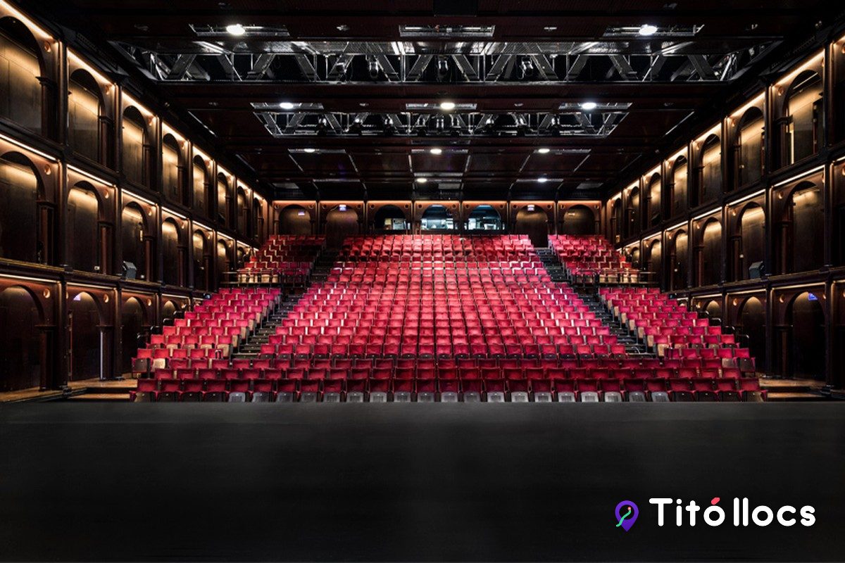 Sala Fabià Puigserver del Teatre Lliure, amb les butaques vermelles i l'escenari