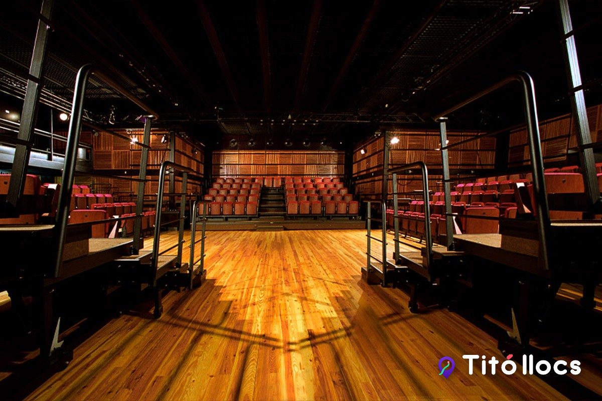 Espai Lliure, la sala petita del Teatre Lliure de Montjuïc, amb grades retràctils i terra de fusta