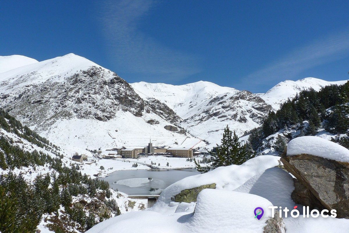 La vall de Núria nevada amb les muntanyes del Pirineu al fons