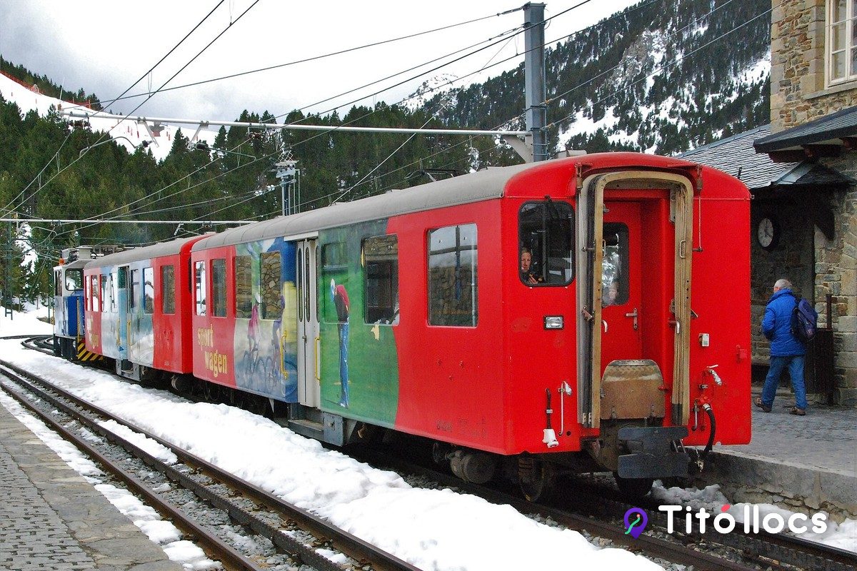 El tren cremallera de Núria a l'estació, l'únic transport que puja a la Vall de Núria