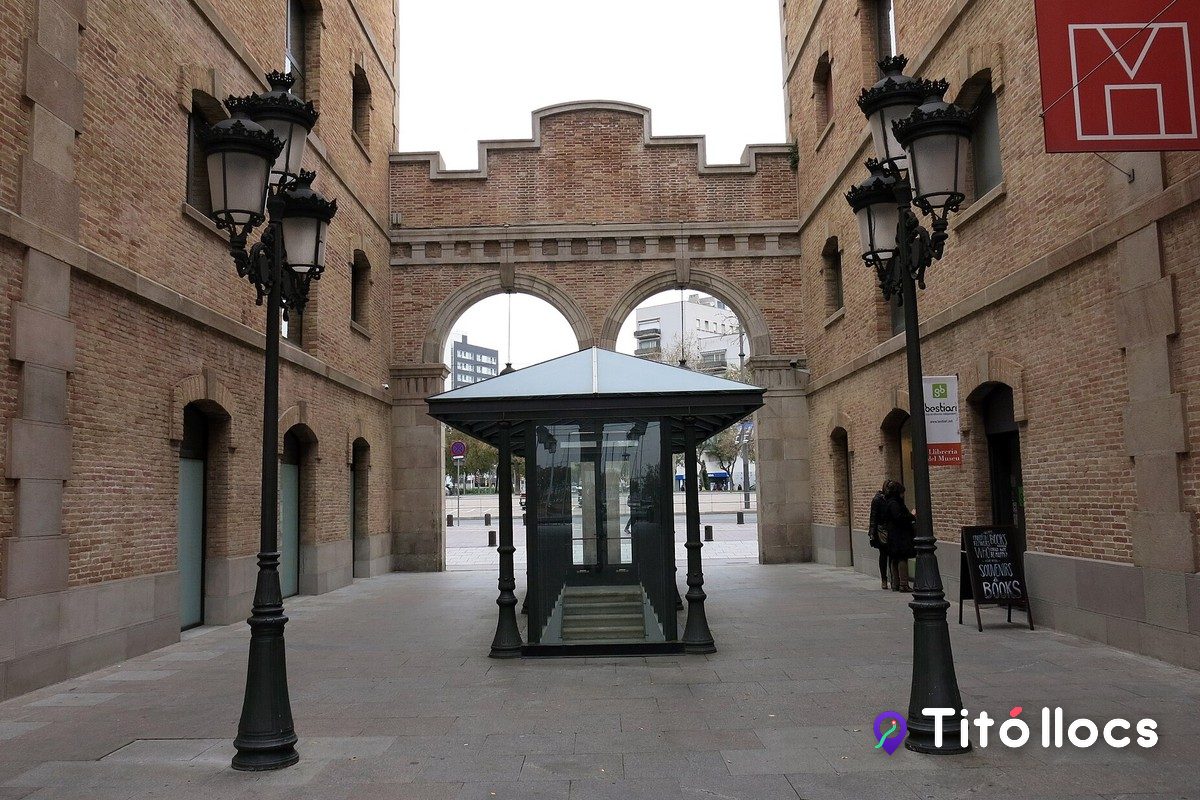 El porxo interior de pedra del Palau de Mar, a la plaça de Pau Vila de Barcelona