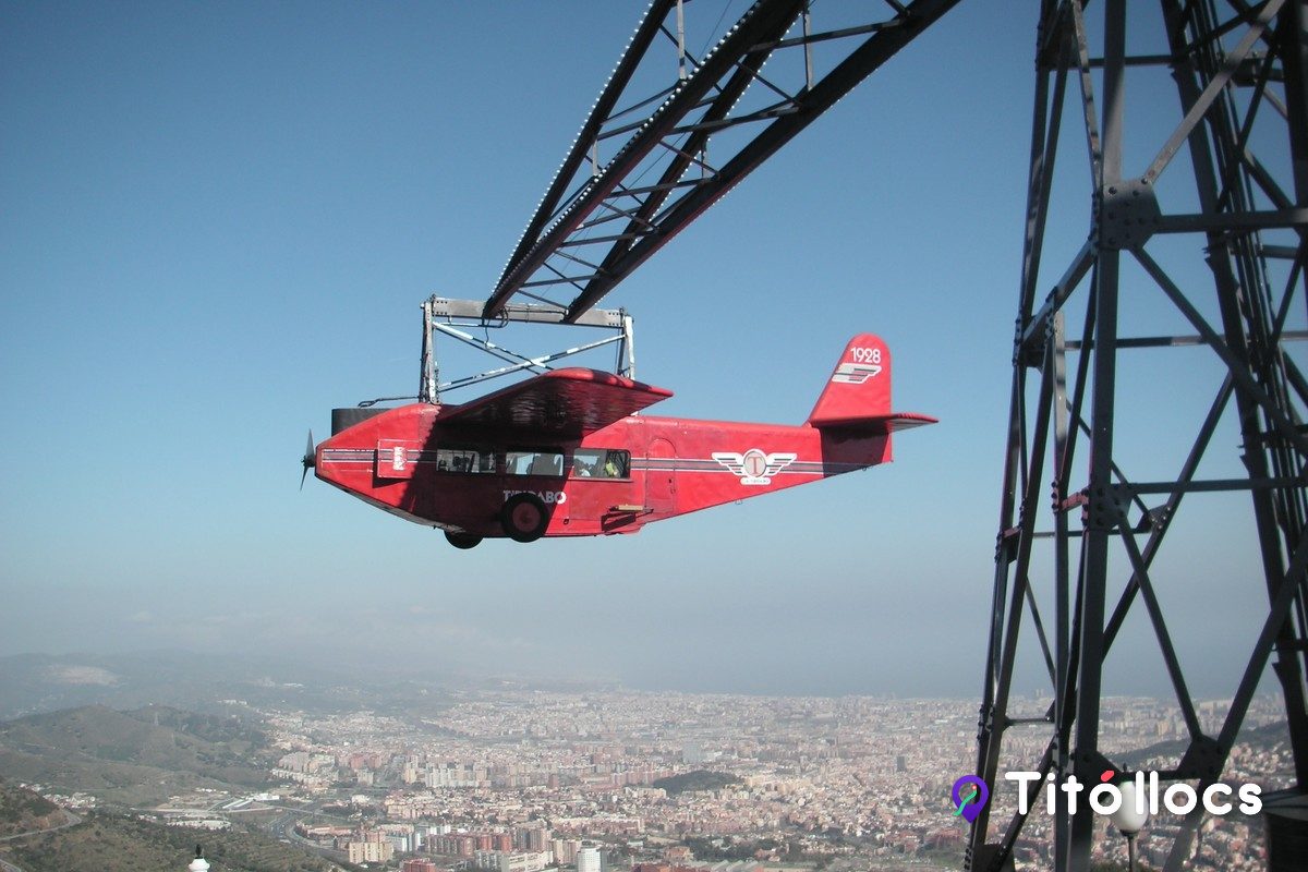 L'avió vermell del Ferrocarril Aeri, l'atracció històrica que penja de la Talaia sobre la ciutat
