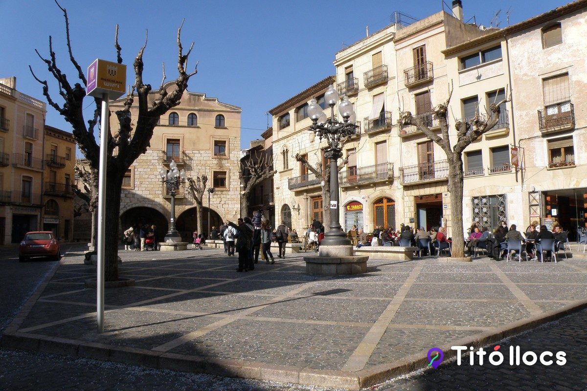 La plaça Major de Montblanc amb els porxos i la Font Major