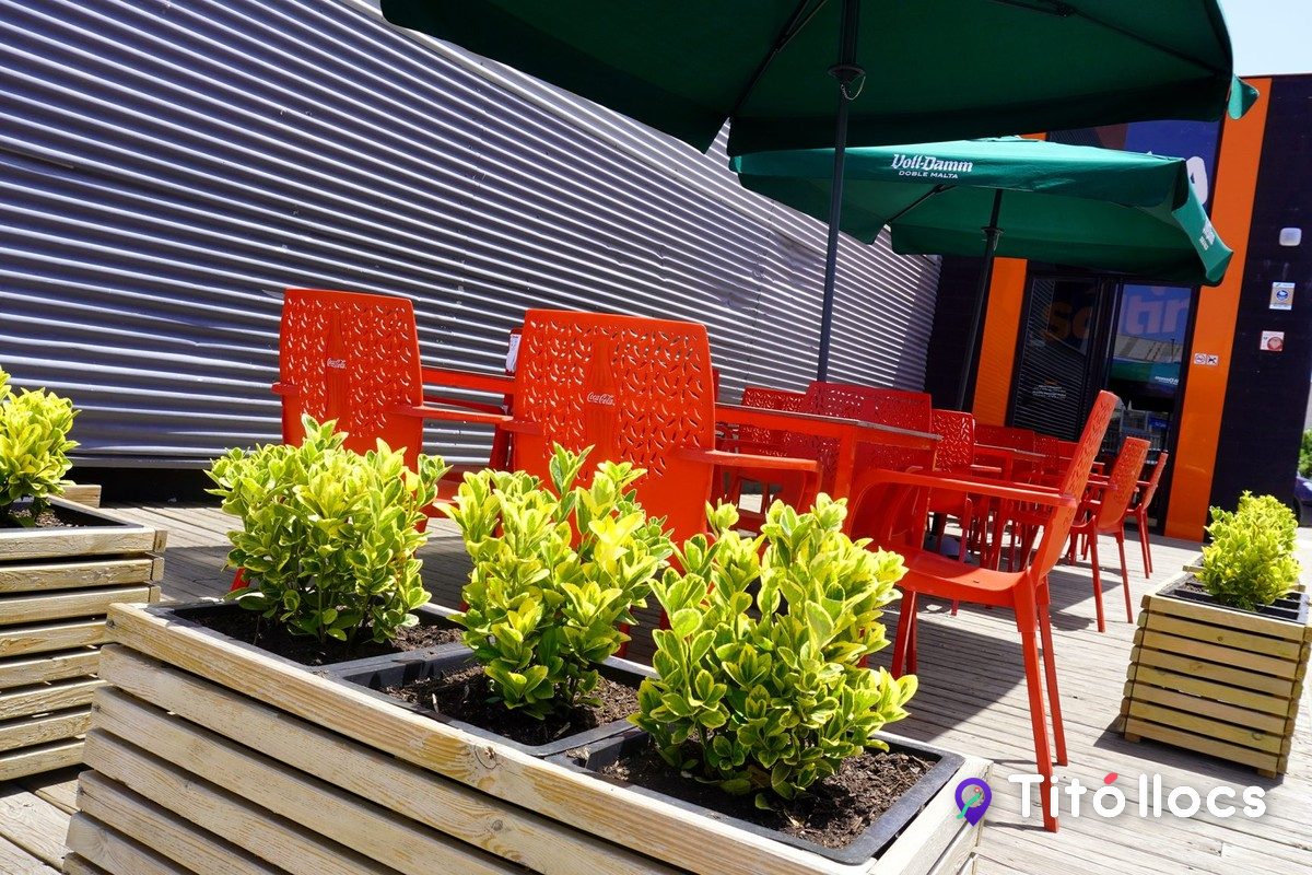 La terrassa exterior del Salting Granollers amb para-sols i jardineres