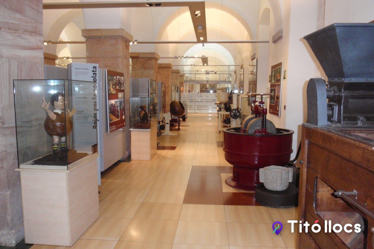 Sala de la col·lecció del Museu de la Xocolata, amb vitrines i eines històriques del xocolate