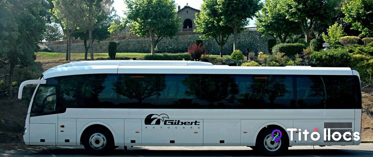 Un autocar de Gibert aturat davant d'una capella del Vallès Oriental