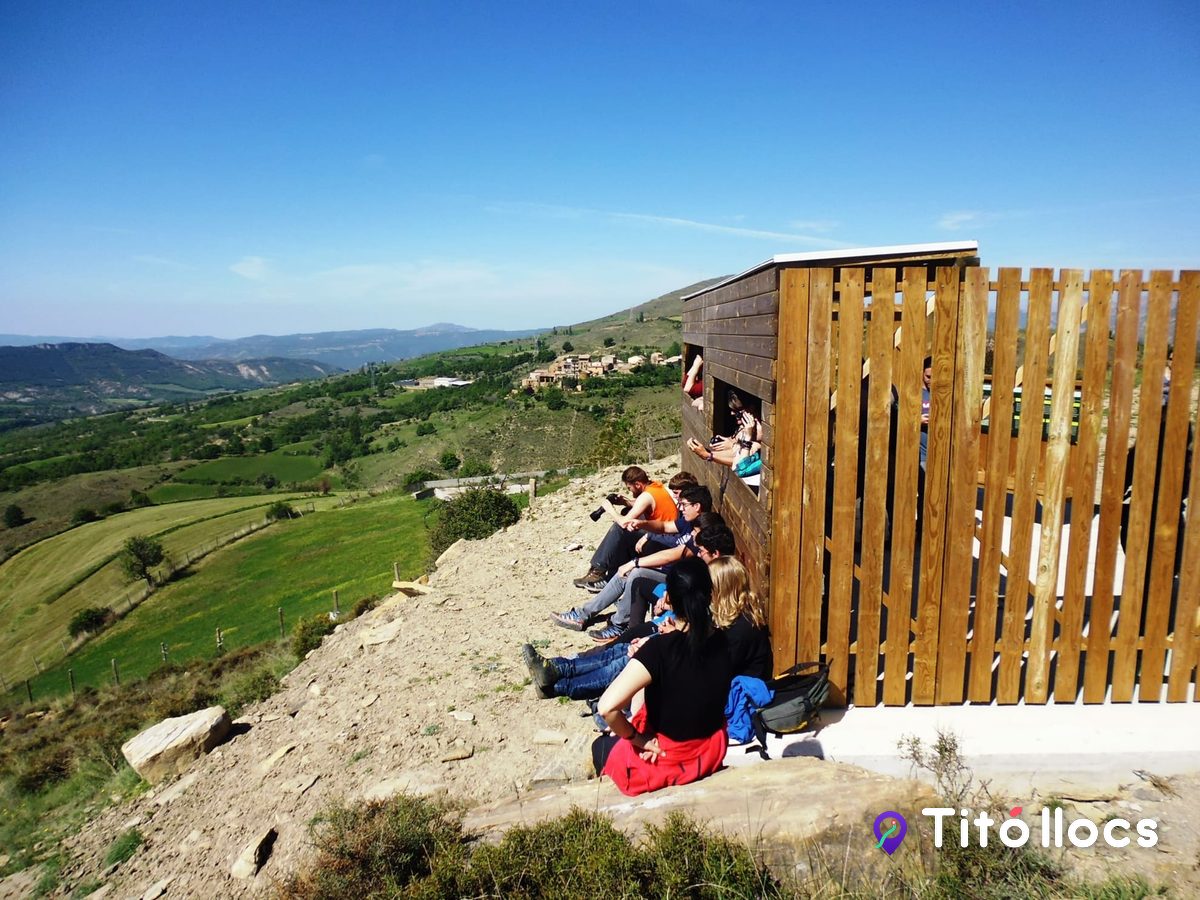 Mirador del canyet amb visitants observant la vall, al Casal dels Voltors