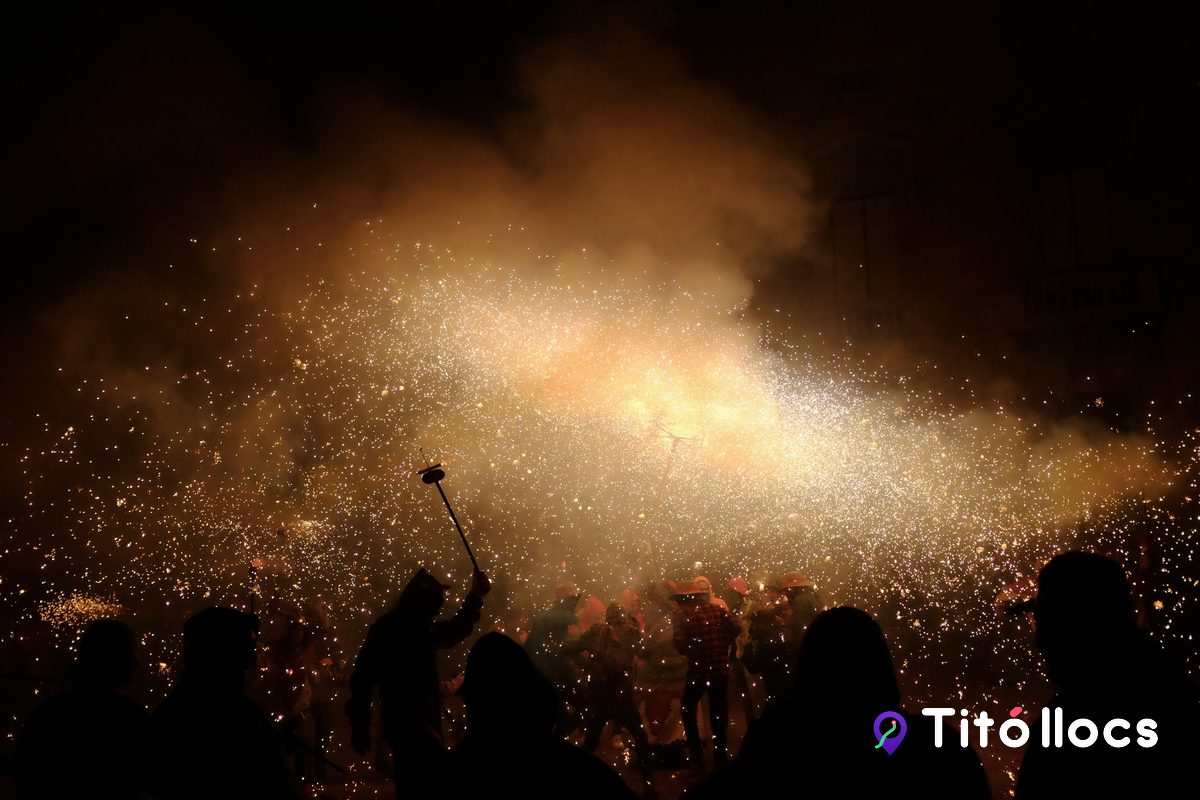 Ball de diables enmig d'una pluja de foc durant una festa major, a Tarragona