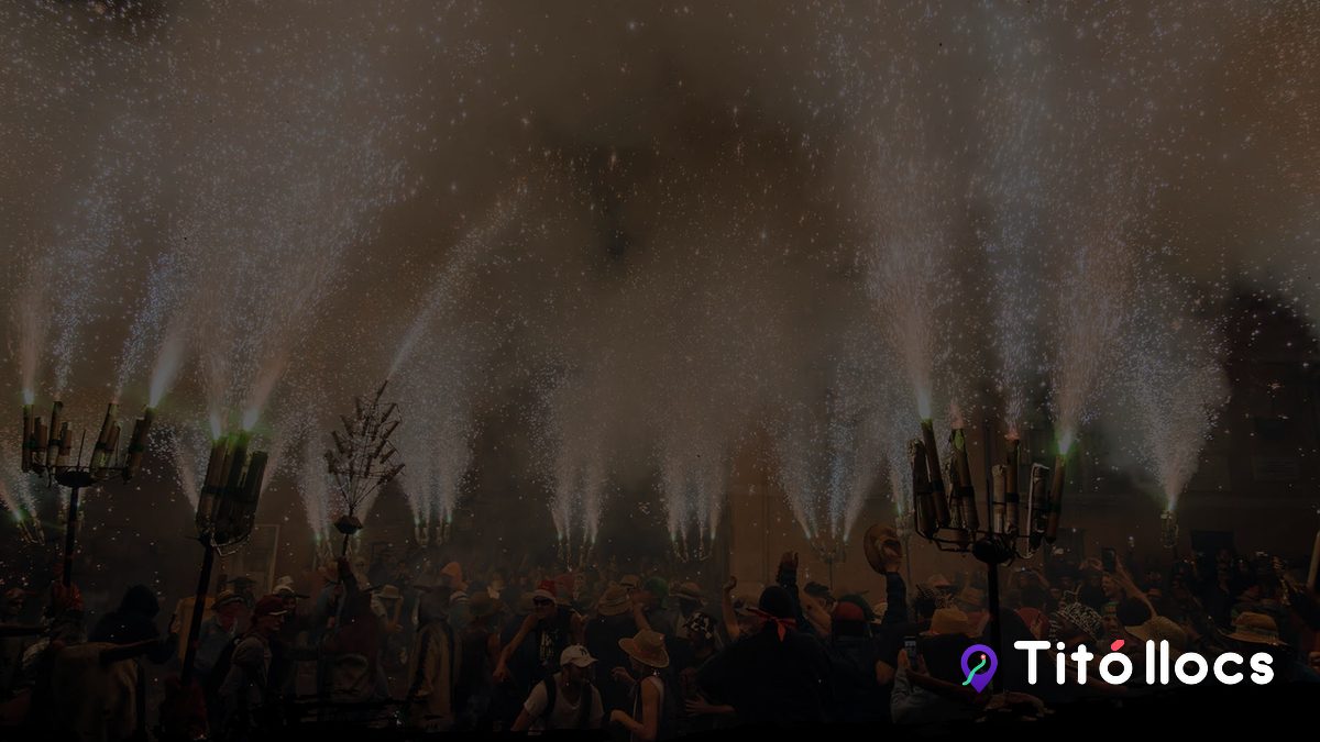 Espurnegaires de foc davant del públic en un acte del Ball de Diables de Tarragona