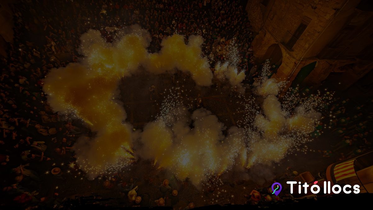 Vista aèria d'un correfoc amb cercle de fum i espurnes al carrer, a Tarragona