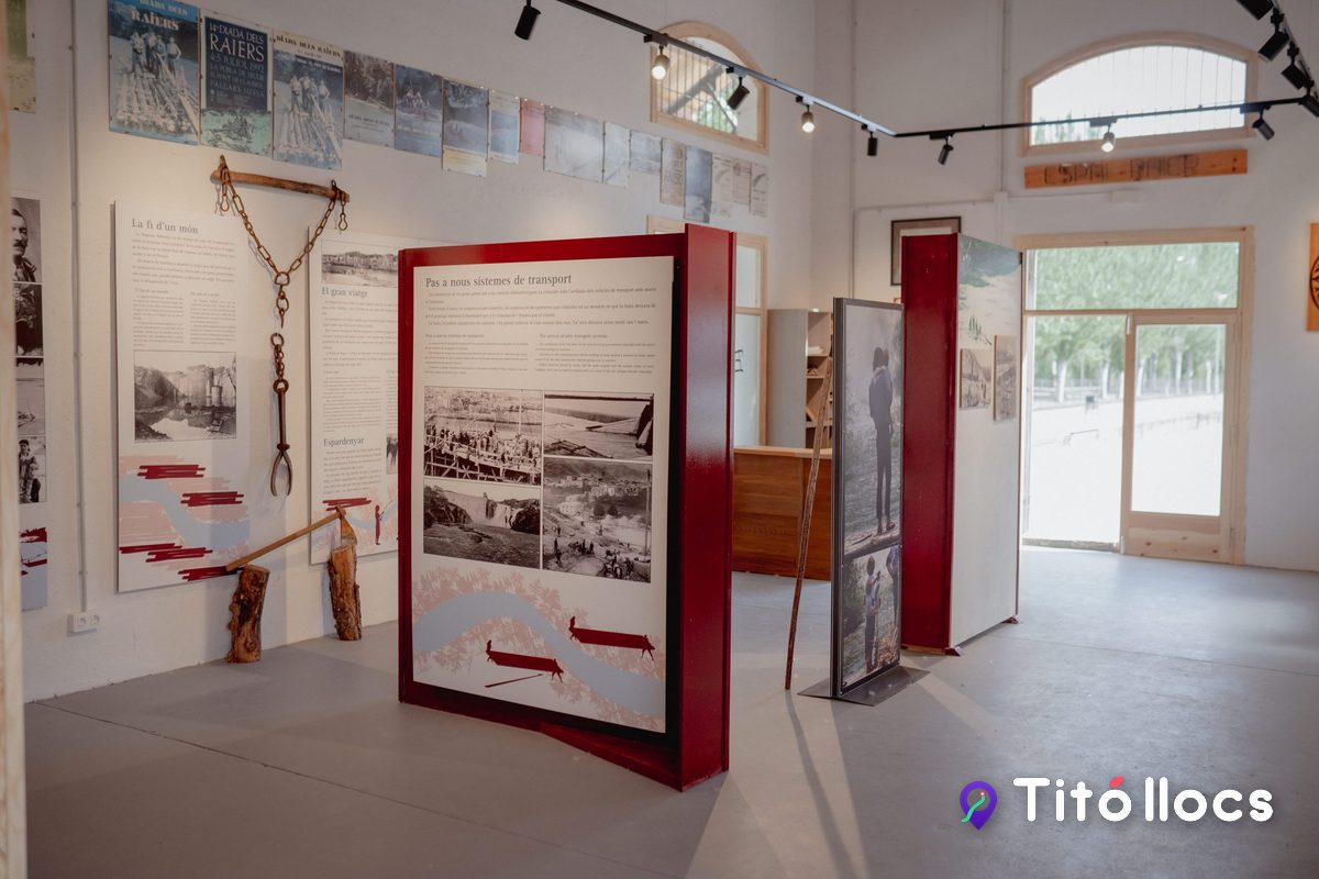 Sala de l'Espai Raier amb plafons, fotografies antigues i peces de l'ofici de raier