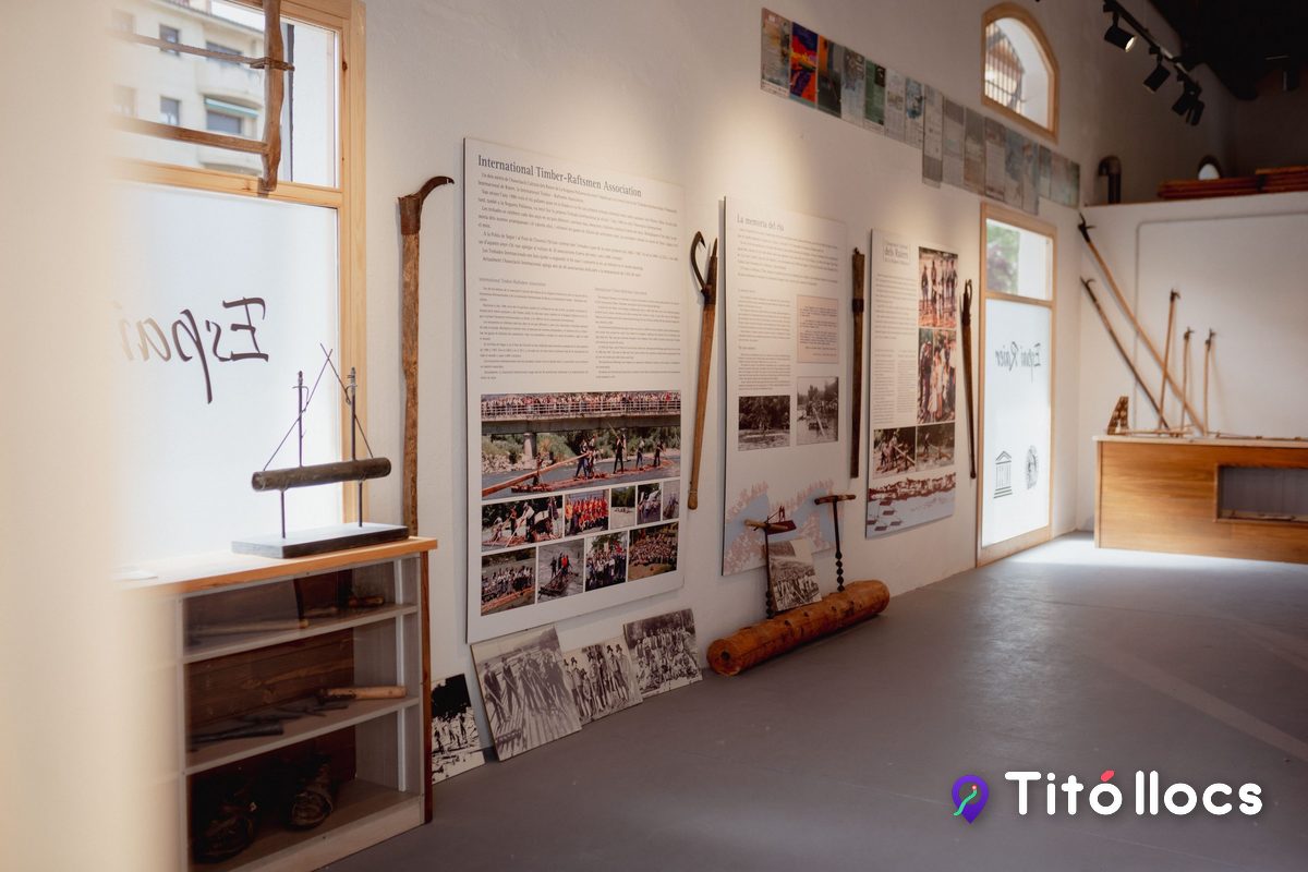 Galeria de fotografies antigues i eines de raier a les parets de l'Espai Raier