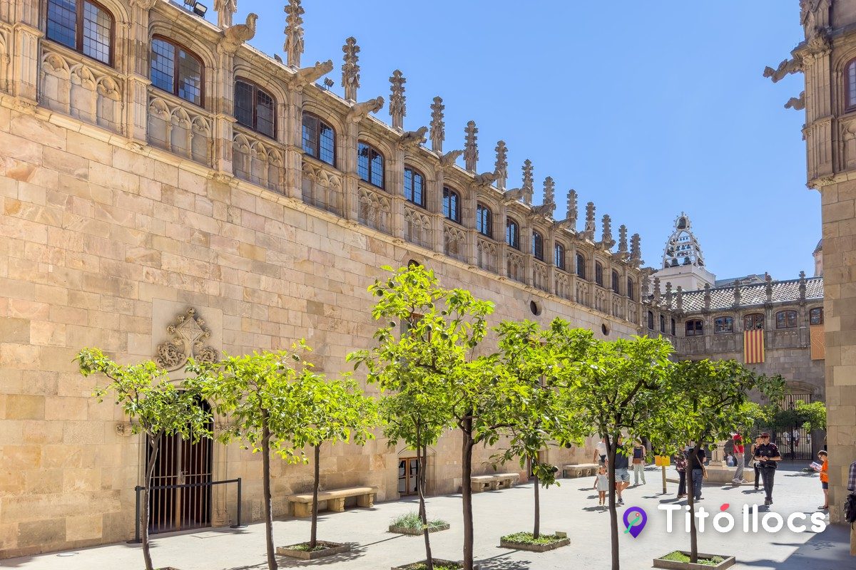 Pati dels Tarongers del Palau de la Generalitat, amb els tarongers i els arcs gòtics