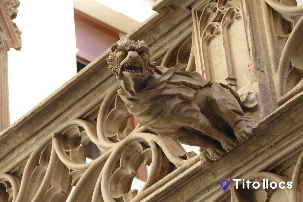 Gàrgola amb forma de fera damunt els arcs gòtics del Palau de la Generalitat