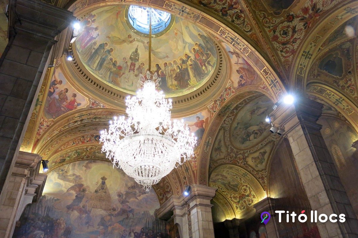 Cúpula pintada i làmpada de cristall del Saló de Sant Jordi, al Palau de la Generalitat
