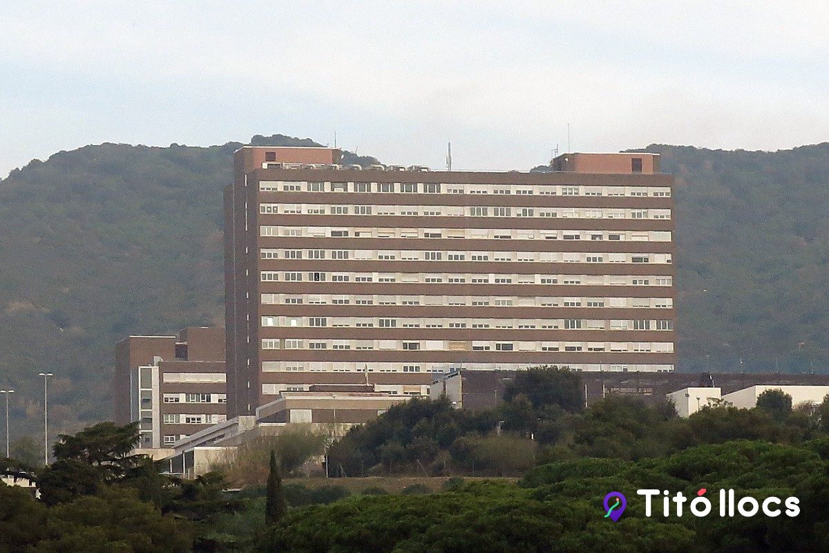 Edifici principal de Can Ruti amb la serralada de Marina al fons
