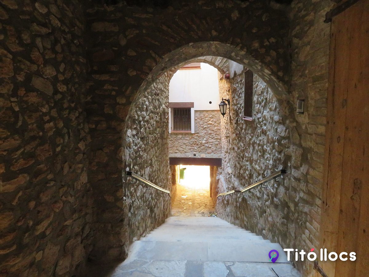 Passatge amb arc de pedra i escales del nucli antic de Rasquera