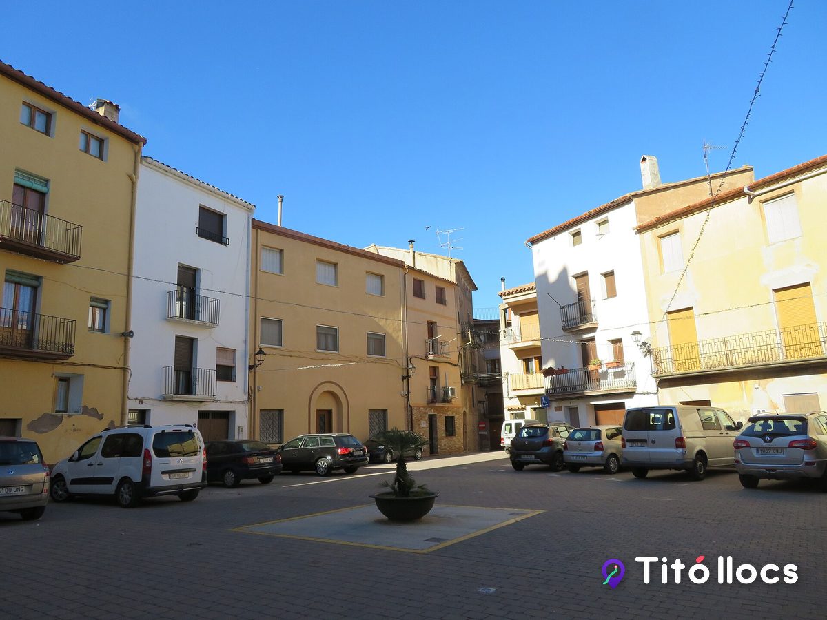 Plaça del centre de Rasquera amb cases de colors