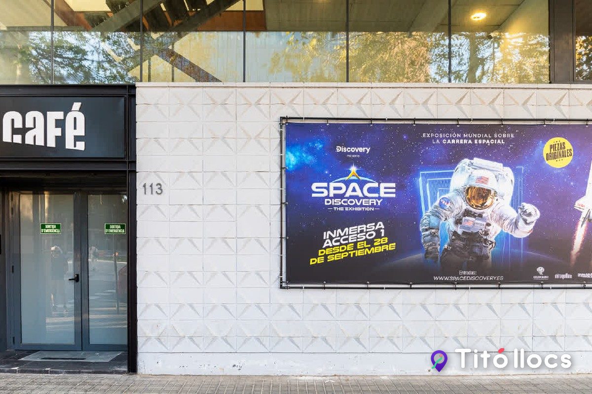 Façana de l'Espai Inmersa al carrer de Llull, amb el cartell de l'exposició Space Discovery