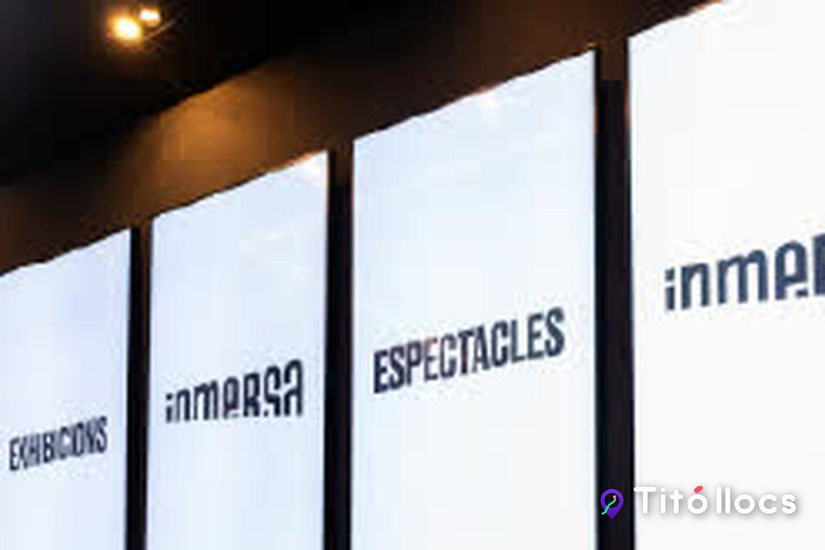 Interior del vestíbul de l'Espai Inmersa amb pantalles il·luminades