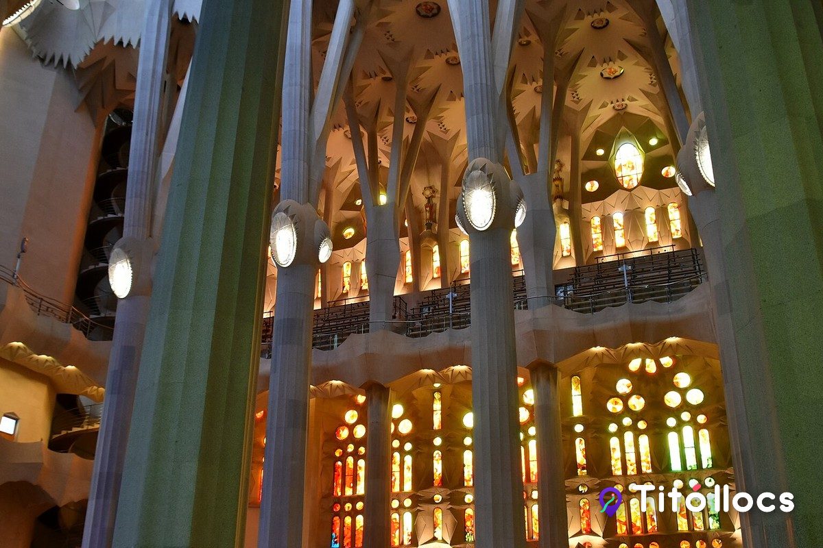 Columnes verdes i vitralls de colors a l'interior de la Sagrada Família