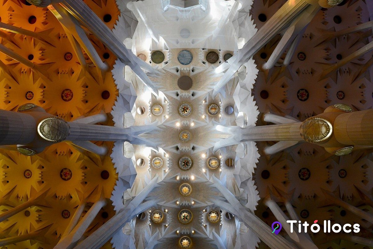 Voltes daurades de la Sagrada Família vistes des de terra