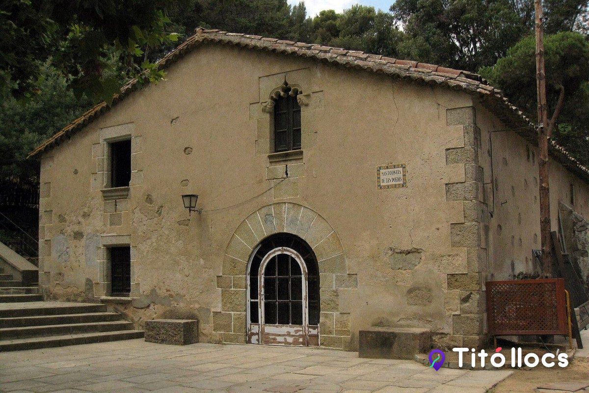 La masia de les Doedes, l'antic mas Taxonera, dins el Parc de Lourdes