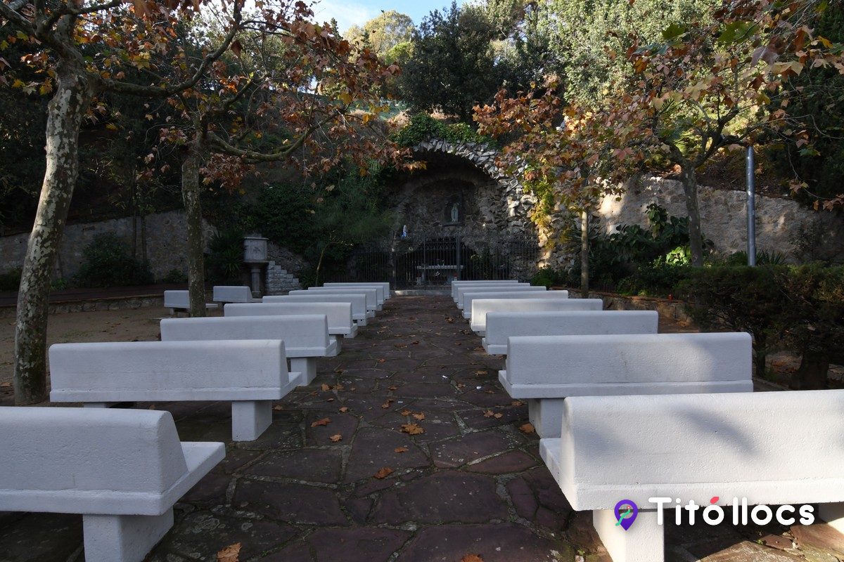 Banquetes de pedra alineades davant la cova de Lourdes