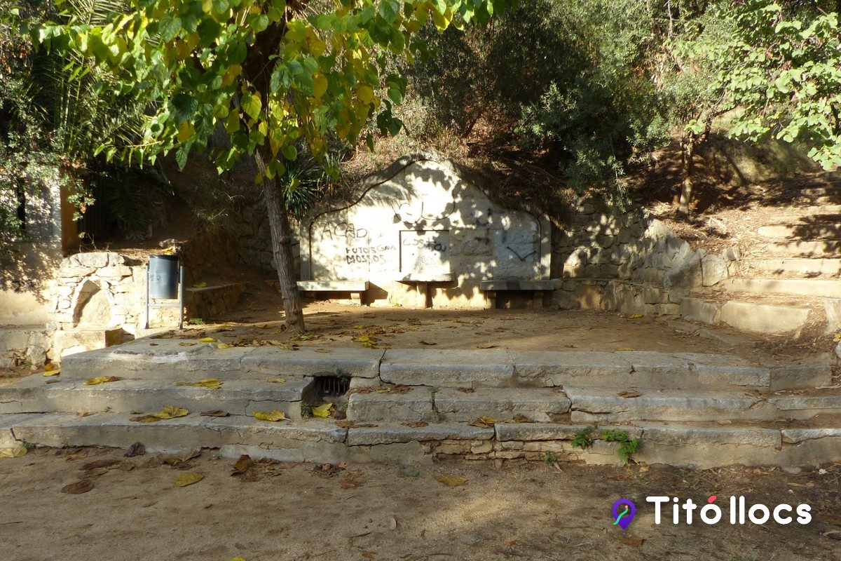 L'esplanada de terra del parc, on se celebra l'aplec sardanista